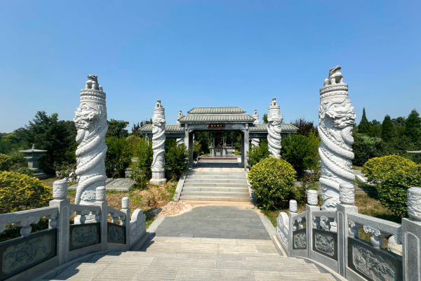 东华林陵园大门图